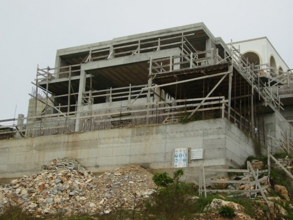 Costruiscono una villa nel parco naturale.